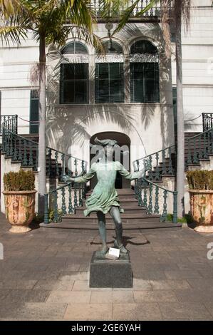 Fille à sauter en face du Palais de Monte, jardin tropical, Palais de Monte, Funchal, Madère, Portugal, Europe Banque D'Images