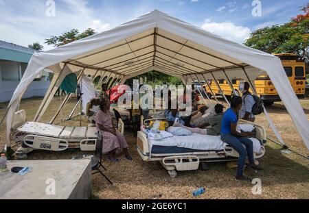 Les patients de l'hôpital OFATMA des Cayes, en Haïti, sont pris en charge dans des tentes le lundi 16 août 2021. Bien qu'il ne s'effondre pas, les murs et le sol de l'hôpital se sont fissurés pendant le tremblement de terre et personne ne veut retourner à l'intérieur. (Photo de Jose A. Iglesias/el Nuevo Herald/TNS/Sipa USA) Banque D'Images