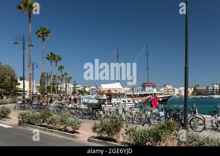 Ligne de bicyclettes garées le long du front de mer de Kos Harbour, Kos Town, Grèce. Été 2021 Banque D'Images