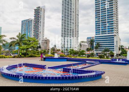 PANAMA CITY, PANAMA - 30 MAI 2016 : vue sur les fontaines dans un parc côtier près de la route Cinta Costera dans la ville de Panama Banque D'Images