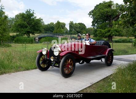 Une Lancia Lambda rouge, 1927 ans, est présentée au London Classic car Show 2021 Banque D'Images