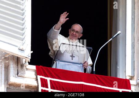 Rome, Italie. 17 août 2021. 15 août 2021 : le Pape François se lève de la fenêtre du palais apostolique dominant la place Saint-Pierre, lors de la prière hebdomadaire Angelus suivie de la récitation du Regina Coeli au Vatican. USAGE ÉDITORIAL UNIQUEMENT. NE PAS VENDRE POUR DES CAMPAGNES DE MARKETING OU DE PUBLICITÉ. Crédit : Agence photo indépendante/Alamy Live News Banque D'Images