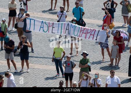 Rome, Italie. 17 août 2021. 15 août 2021 : le Pape François se lève de la fenêtre du palais apostolique dominant la place Saint-Pierre, lors de la prière hebdomadaire Angelus suivie de la récitation du Regina Coeli au Vatican. USAGE ÉDITORIAL UNIQUEMENT. NE PAS VENDRE POUR DES CAMPAGNES DE MARKETING OU DE PUBLICITÉ. Crédit : Agence photo indépendante/Alamy Live News Banque D'Images