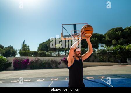 un joueur de basket-ball jette une balle qui à un autre joueur. passez dans le jeu. Banque D'Images