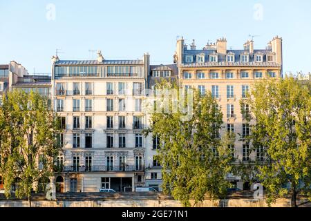 Tôt le matin lumière du soleil sur les bâtiments de l'Ile de la Cité, Paris, France Banque D'Images