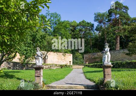 parc avec des puttos dans le château d'été Weitenburg Allemagne Banque D'Images