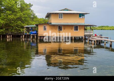 Maison sur pilotis sur une petite île dans l'archipel de Bocas del Toro, Panama Banque D'Images