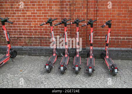 Bristol, Royaume-Uni. 16 août 2021. Trottinettes électriques VOI garées dans des zones de stationnement spéciales à Bristol. Les résidents de l'ouest de l'Angleterre, y compris Bristol, peuvent louer des scooters électroniques dans le cadre d'un essai gouvernemental. Crédit : SOPA Images Limited/Alamy Live News Banque D'Images