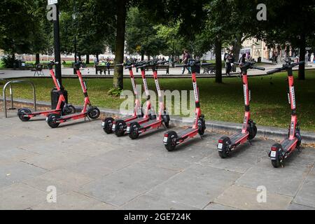 Bristol, Royaume-Uni. 15 août 2021. Trottinettes électriques VOI garées dans des zones de stationnement spéciales à Bristol. Les résidents de l'ouest de l'Angleterre, y compris Bristol, peuvent louer des scooters électroniques dans le cadre d'un essai gouvernemental. Crédit : SOPA Images Limited/Alamy Live News Banque D'Images