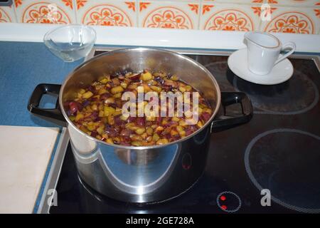 confiture de prunes maison en préparation Banque D'Images