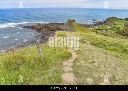 Formations rocheuses de Flysch sur la côte Basque, parc mondial de l'UNESCO, entre Zumaia et Deba, Espagne Banque D'Images