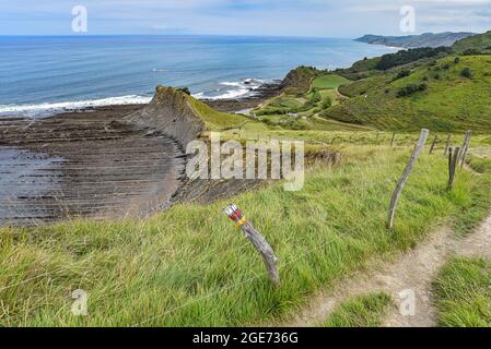 Formations rocheuses de Flysch sur la côte Basque, parc mondial de l'UNESCO, entre Zumaia et Deba, Espagne Banque D'Images