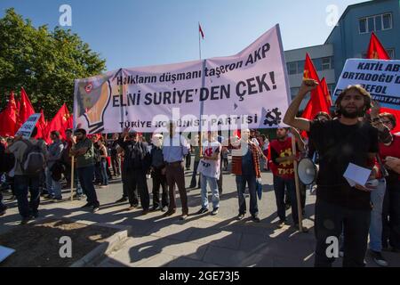 Une bannière du Parti communiste turc lisant « les sous-traitants de l'AKP sont des ennemis des peuples - PRENEZ VOS MAINS sur LA SYRIE ! » Lors de la manifestation des Alevis contre la discrimination et contre l'implication de la Turquie dans la guerre en Syrie. Banque D'Images