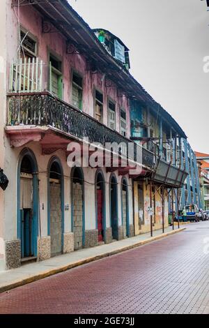 PANAMA CITY, PANAMA - 27 MAI 2016 : bâtiments délabrés à Casco Viejo (vieille ville) de Panama City Banque D'Images