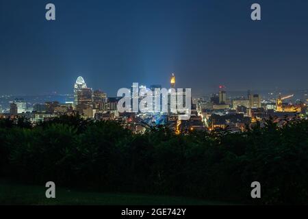 Cincinnati Skyline au lever du soleil depuis le parc Bellevue Hill Banque D'Images