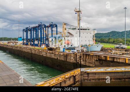 Le cargo passe par les écluses de Gatun, qui font partie du canal de Panama Banque D'Images