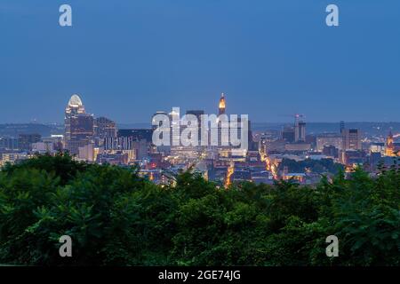 Cincinnati Skyline au lever du soleil depuis le parc Bellevue Hill Banque D'Images
