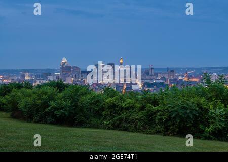 Cincinnati Skyline au lever du soleil depuis le parc Bellevue Hill Banque D'Images