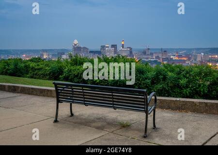 Cincinnati Skyline au lever du soleil depuis le parc Bellevue Hill Banque D'Images