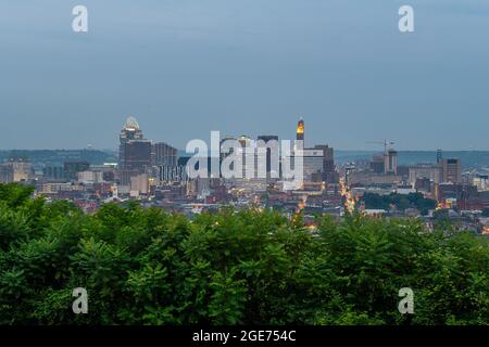 Cincinnati Skyline au lever du soleil depuis le parc Bellevue Hill Banque D'Images