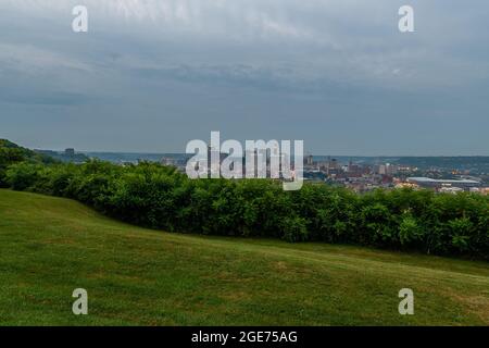Cincinnati Skyline au lever du soleil depuis le parc Bellevue Hill Banque D'Images