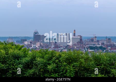 Cincinnati Skyline au lever du soleil depuis le parc Bellevue Hill Banque D'Images