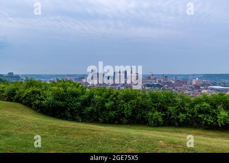 Cincinnati Skyline au lever du soleil depuis le parc Bellevue Hill Banque D'Images