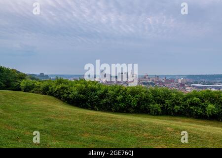 Cincinnati Skyline au lever du soleil depuis le parc Bellevue Hill Banque D'Images