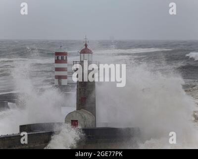 Col du fleuve Douro pendant la tempête, Porto, Portugal. Banque D'Images