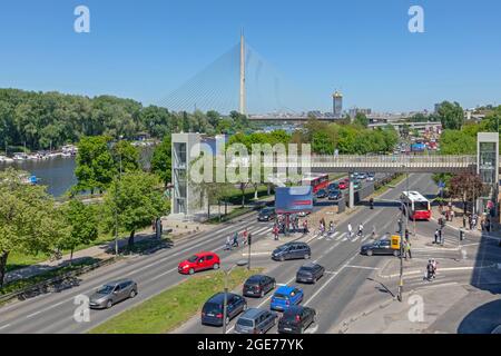 Belgrade, Serbie - 09 mai 2021 : pont de câble ADA au-dessus de la rivière Sava Sunny Spring Day. Banque D'Images