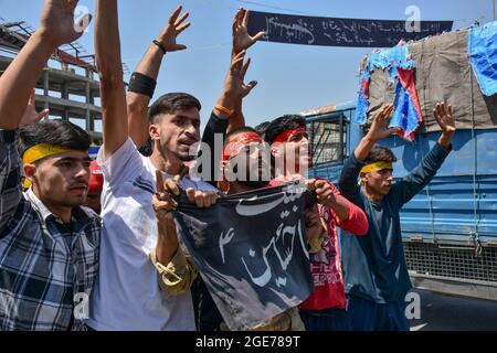 Les amateurs de kashmiri Shiite criaient des slogans religieux, alors qu'ils défiaient les restrictions lors d'un défilé de Muharram à Srinagar. Les autorités ont imposé des restrictions dans certaines parties de la ville de Srinagar pour empêcher les musulmans chiites de participer au défilé de Muharram. Muharram est un mois de deuil en souvenir du martyre de l'Imam Hussain, petit-fils du Prophète Muhammad. Banque D'Images