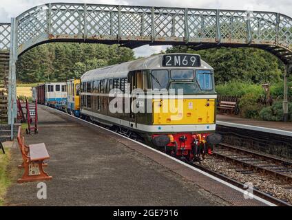 La locomotive diesel de classe 31 (Brush type 2) récemment reconstruite se trouve à la gare de Weybourne, sur le chemin de fer nord de Norfolk, avec un train à voie permanente. Banque D'Images