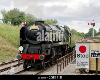 Sur le Gloucestershire Warwickshire Railway, le moteur de classe « Merchant Navy » circule autour de son train à la gare de Broadway Banque D'Images