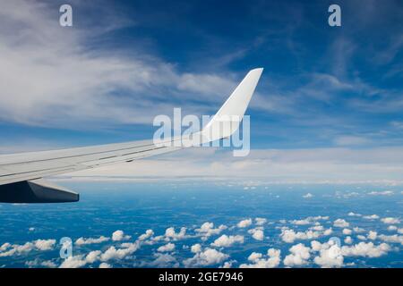 Aile plate sur ciel bleu. Vol d'Helsinki à Amsterdam. Banque D'Images