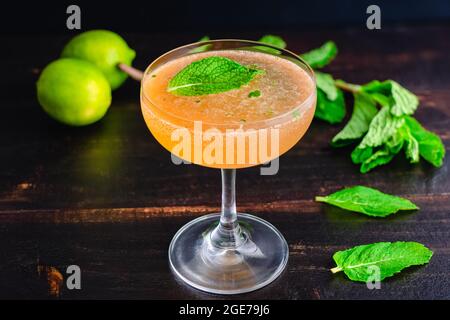 Vieux cocktail cubain à base de rhum, de menthe et de vin mousseux : un cocktail à base de rhum foncé servi dans un verre coupé Banque D'Images