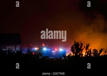 États-Unis. 16 août 2021. Les camions de pompiers travaillent pour protéger les maisons contre l'incendie de Dixie. Le feu de Dixie a atteint l'autoroute 395, aujourd'hui, Cal Fire rapporte que le feu de Dixie a maintenant atteint un total de 604,511 acres (environ 944 milles carrés). Il reste contenu à 31 pour cent. La cause de l'incendie est encore en cours d'investigation. (Photo de Ty O'Neil/SOPA Images/Sipa USA) crédit: SIPA USA/Alay Live News Banque D'Images