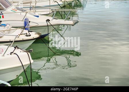 Un petit bateau dans un plan d'eau Banque D'Images