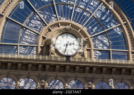 L'horloge extérieure de Keleti Palyaudvar (gare), construite en 1884 dans un style éclectique, Budapest, Hongrie Banque D'Images