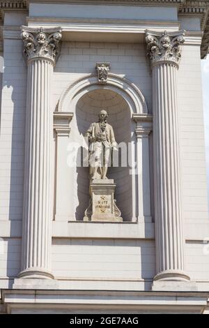 Statue de James Watt entre colonnes corinthiennes sur la façade de Keleti palyaudvar, Budapest, Hongrie Banque D'Images