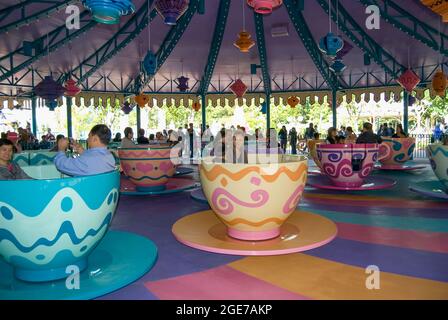 Mad Hatter Tea cups ride, Fantasyland, Hong Kong Disneyland Resort, l'île de Lantau, Hong Kong, République populaire de Chine Banque D'Images