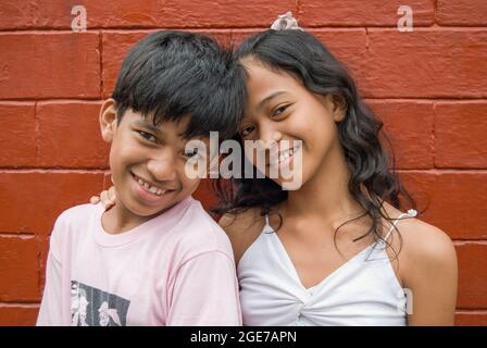 Young boy and girl smiling, Intramuros, Manille, Philippines Banque D'Images