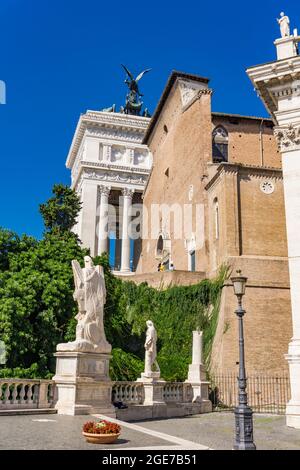 Vue sur la basilique de Santa Maria à Ara coeli et l'autel de la Fatherland depuis la place Campidoglio à Rome, italie Banque D'Images