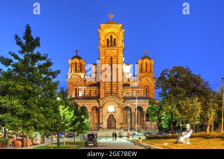 Église orthodoxe serbe de Saint-Marc dans le parc de Tašmajdan à Belgrade, Serbie la nuit. Banque D'Images
