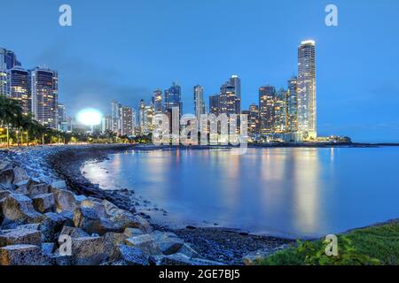 Scène nocturne le long de la Cinta Costera vers la partie haute de Panama City - district de Paitilla. La belle ligne d'horizon est encadrée dans un petit golfe. Banque D'Images