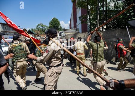 Srinagar, Inde. 17 août 2021. Les forces gouvernementales ont frappé les musulmans chiites avec des matraques pendant le cortège. Les forces gouvernementales ont recouru à des tirs de pastilles, à des bombardements de gaz lacrymogènes, à des charges de bâton et à des tirs aériens contre les musulmans chiites, alors qu’elles défiaient les restrictions dans le cadre de slogans pro-liberté pour se retirer de la 8e procession de Muharram à Srinagar. Crédit : SOPA Images Limited/Alamy Live News Banque D'Images