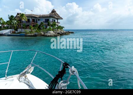Vue sur le yacht dans l'océan des caraïbes à cancun mexique Banque D'Images