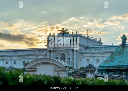 Coucher de soleil à Vienne sur le château historique de hofburg Banque D'Images