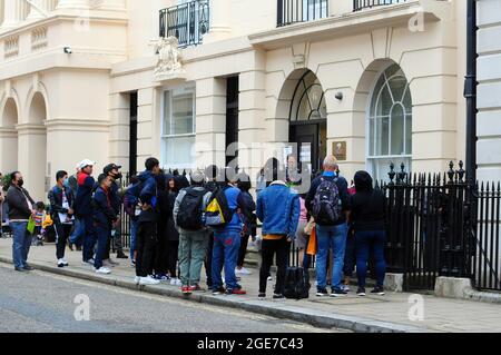 Londres, Royaume-Uni. File d'attente à l'ambassade des Philippines 6-11 Suffolk St, Londres SW1Y 4HGTrafalgar Square à Londres West End occupé pendant les vacances scolaires. Credit: JOHNNY ARMSTEAD/Alamy Live News Banque D'Images