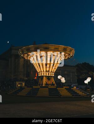 L'été dans la foire de la ville de munich avec des manèges Banque D'Images