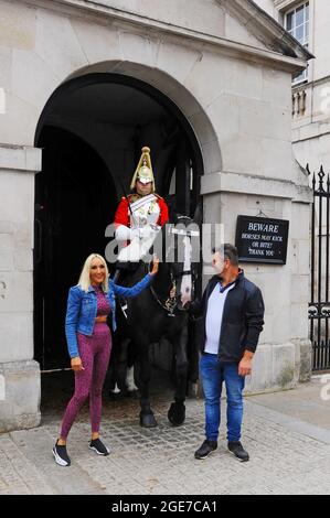 Londres, Royaume-Uni. Gardée par deux troopeurs de cavalerie montés de la garde de la Reine pour la vie. Les gardes à cheval défilent des visiteurs de cavalerie à Whitehall. Trafalgar Square à Londres West End occupé pendant les vacances scolaires. Credit: JOHNNY ARMSTEAD/Alamy Live News Banque D'Images